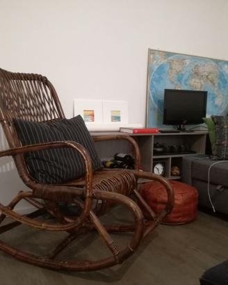 Sedia a dondolo in bambù e rattan