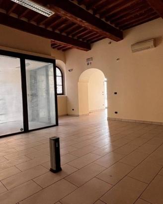 Immobile di 150 m² con 2 locali a Montevarchi