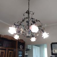 Lampadario in ferro battuto e vetro