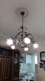 Lampadario in ferro battuto e vetro