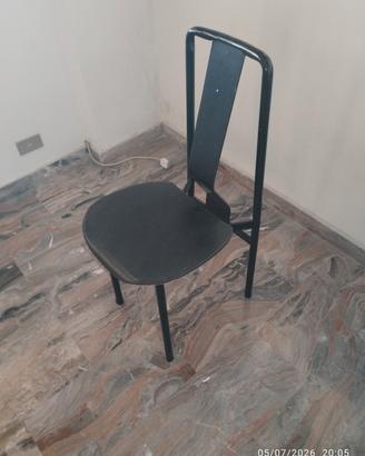 Sedia di design vintage in metallo nero