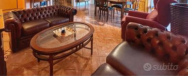 Due divani in pelle  Chesterfield