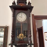 Orologio a pendolo in legno massello vintage