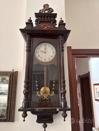 Orologio a pendolo in legno massello vintage