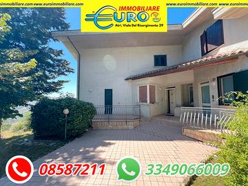 Villa a schiera panoramica con ampi spazi e charme