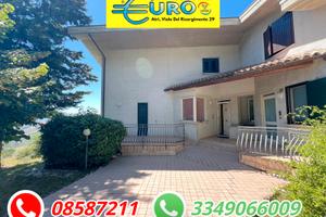 Villa a schiera panoramica con ampi spazi e charme
