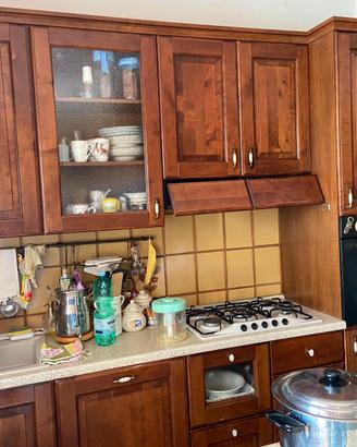 Cucina in legno compleata di elettrodomestici