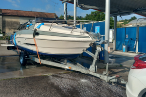 Barca cabinato con carrello