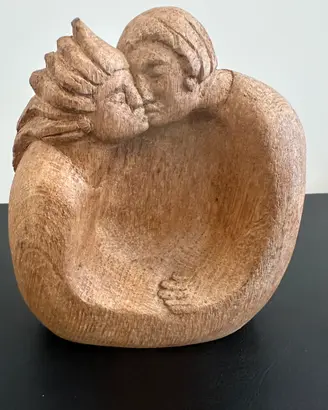 Scultura in legno intagliata