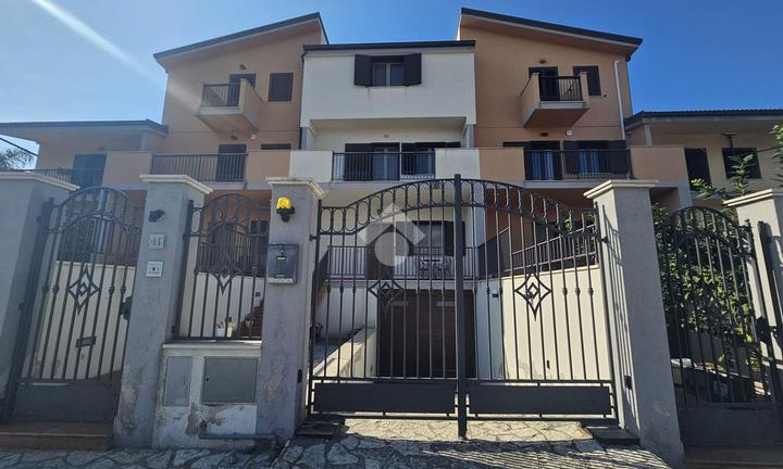 VILLA A SCHIERA A REGGIO DI CALABRIA