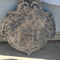 Antico stemma in pietra