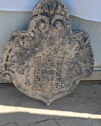 Antico stemma in pietra