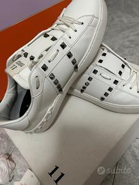 Valentino con borchie