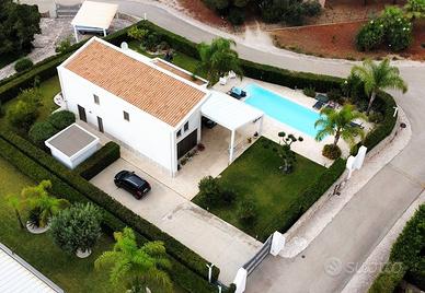 INCANTEVOLE VILLA CON PISCINA PRIVATA 12 mt x 4 mt