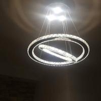 Lampadario moderno da soffitto e lampada da tavola