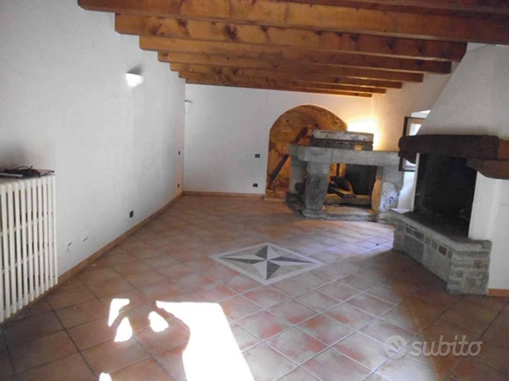 Rustico / Casale di 400 m² con 5 locali e box auto - Altro