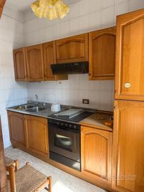 Cucina completa con credenza
