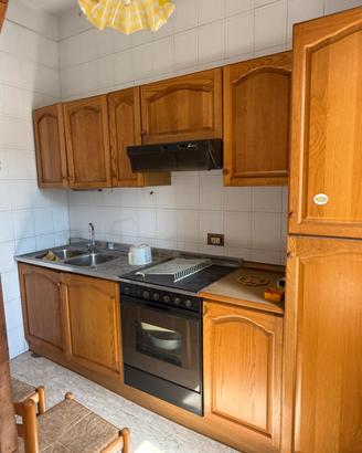 Cucina completa con credenza