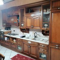Cucina con Tavolo e sedie