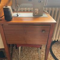 Macchina da cucire, mobiletto e pedale elettrico