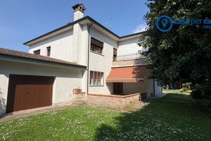 Villa bifamiliare con ampio scoperto in centro a P