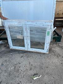 Coppia di finestre in pvc