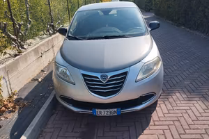 lancia y 