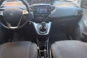 lancia y