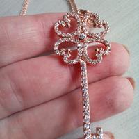 Ciondolo acciaio dorato con zirconi 🔑 