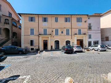 Piazza Garibaldi, appartamento ingresso indipenden