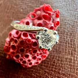 Anello solitario con diamante vero
