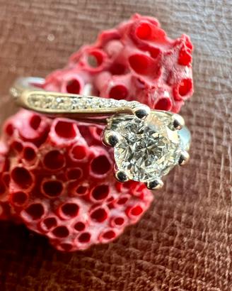 Anello solitario con diamante vero