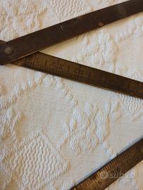 antico metro pieghevole in metallo