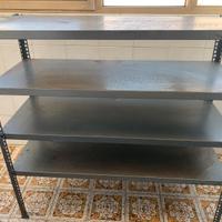 2 scaffali metallici a 4 ripiani