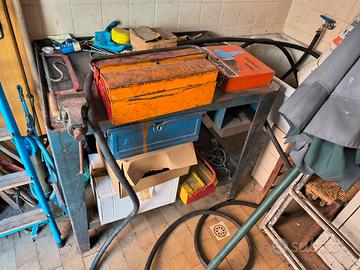 Banco in ferro da lavoro con Morsa e Cassetto