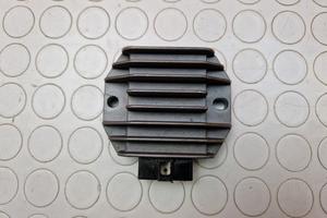 REGOLATORE TENSIONE DERBI GPR 125 2010 2011 GPR125