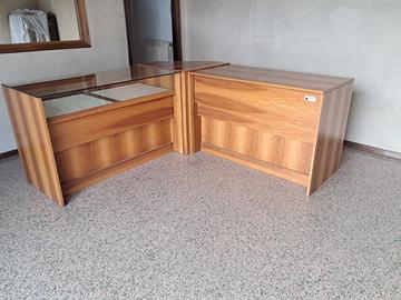 Bancone in legno per negozio.