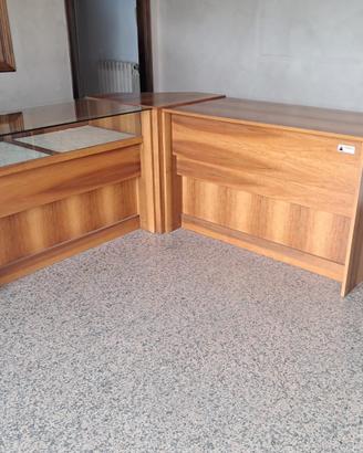 Bancone in legno per negozio.