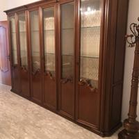 credenza d'epoca con vetrate.