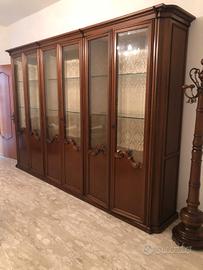 credenza d'epoca con vetrate.