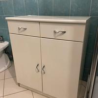 Mobile bianco da bagno