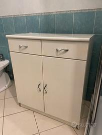 Mobile bianco da bagno