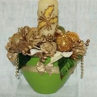 vaso con decorazioni natalizie 