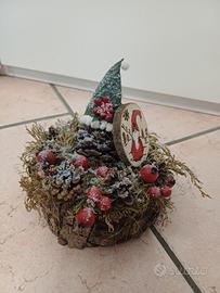 Centrotavola natalizio con pigne e bacche