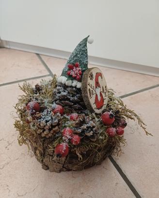 Centrotavola natalizio con pigne e bacche