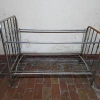 Letto da bambino vintage in metallo, anni 40/50
