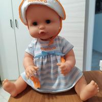 Bambola Nenuco emette dei piccoli versi