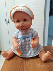 Bambola Nenuco emette dei piccoli versi