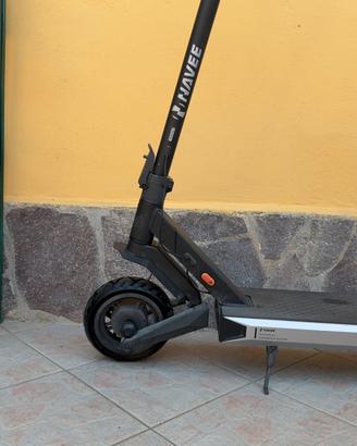 Monopattino elettrico Navee S65 ammortizzato