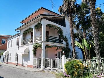 Casa indipendente con ex laboratorio falegnameria